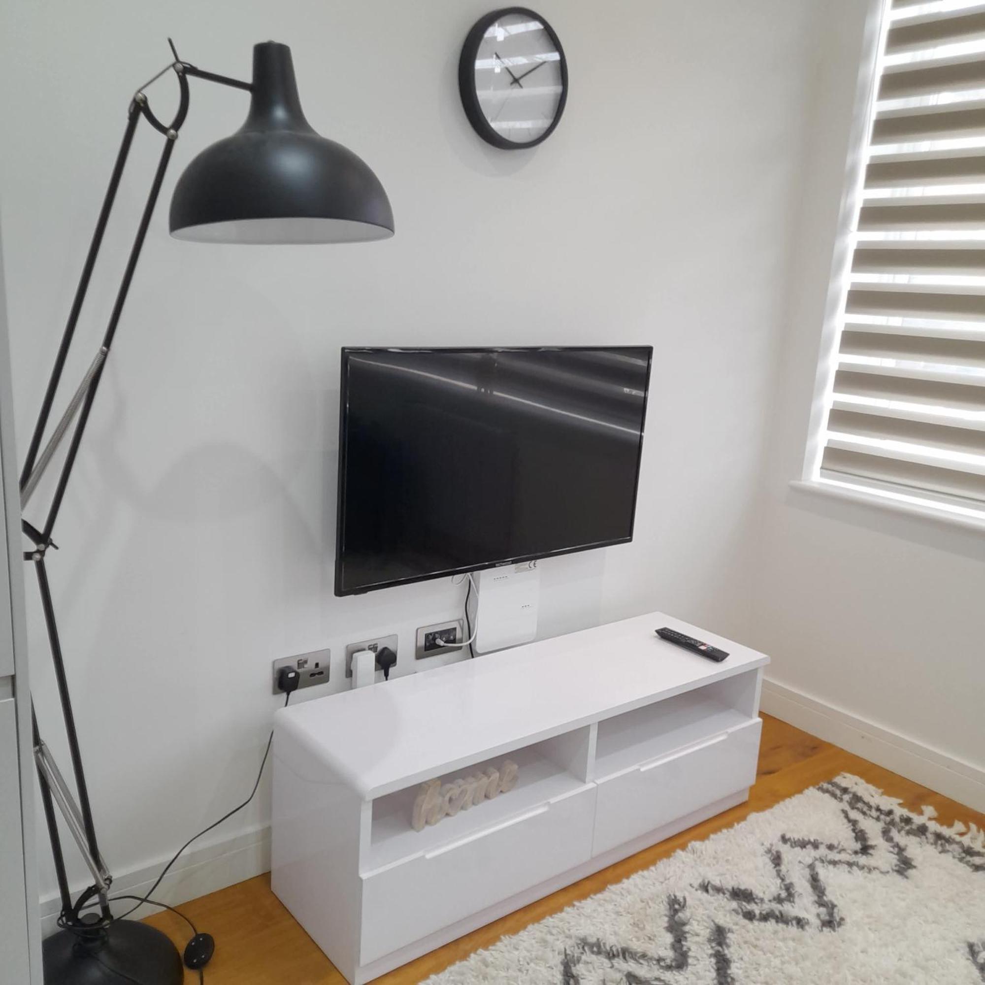 Charming Two Bedroom On Stoke Road Apartment *