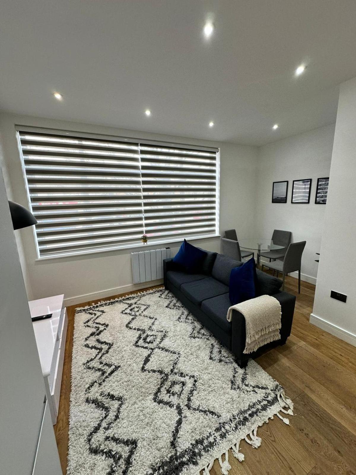 Charming Two Bedroom On Stoke Road Apartment Slough