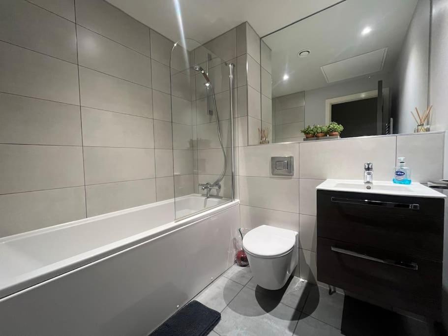 Spacious Modern Flat By Station