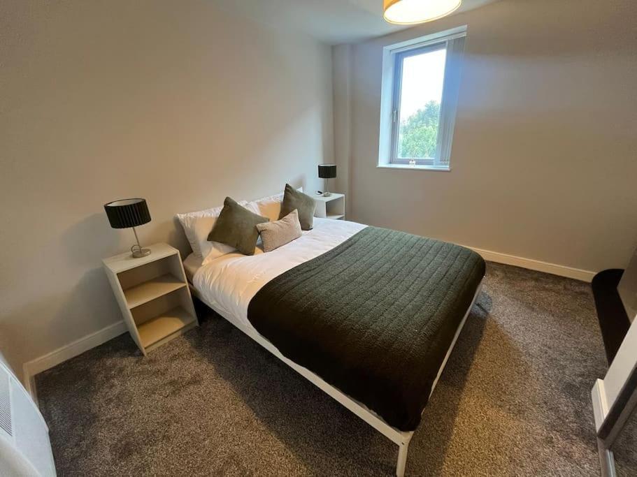 Spacious Modern Flat By Station Slough