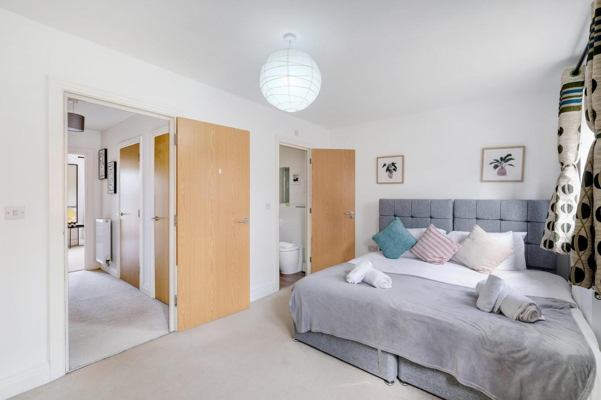 Foxherne 6 Bedroom And 2 Bath Serviced House 20 With Parking - Holiday home