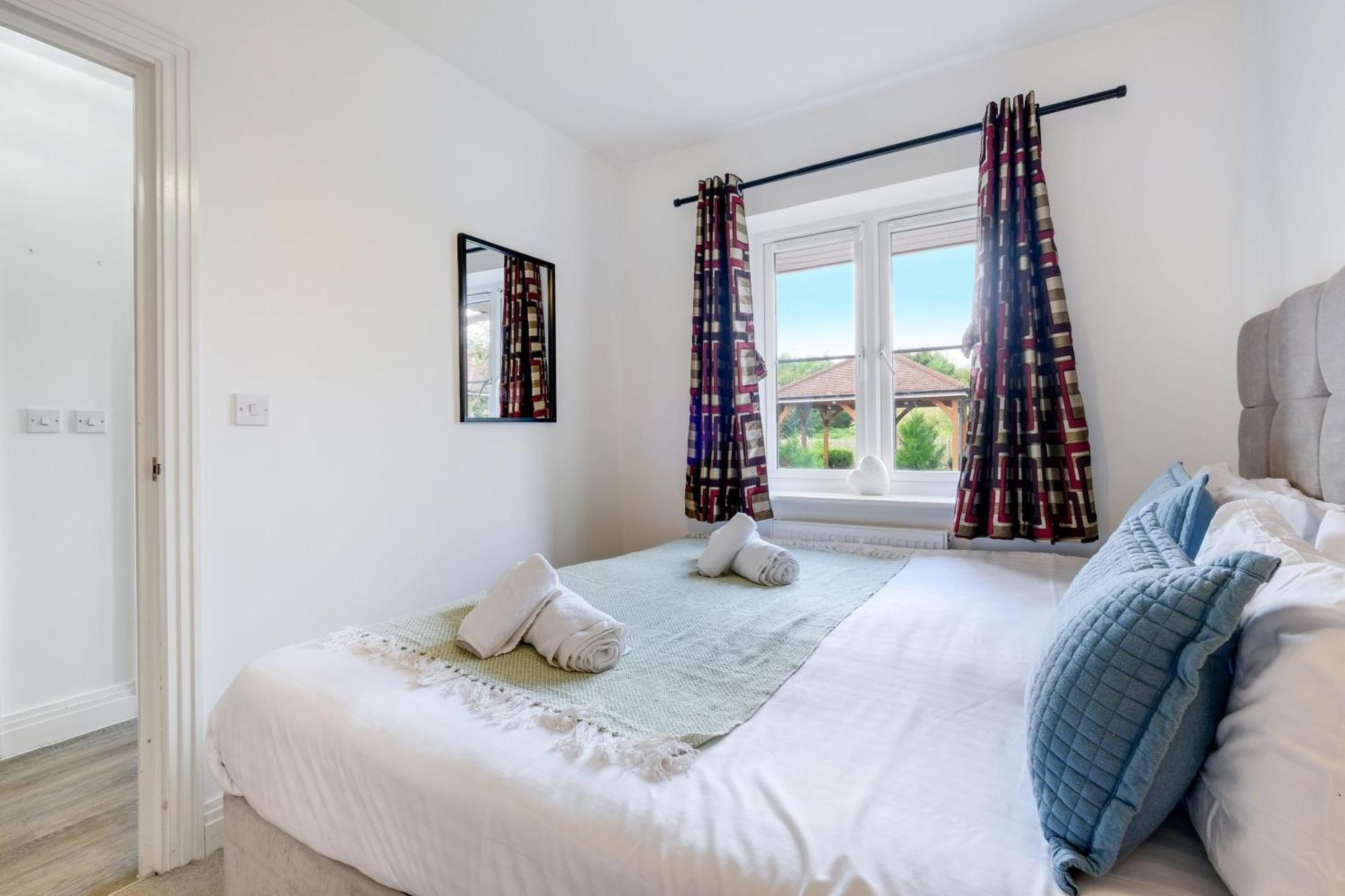 Holiday home Foxherne 6 Bedroom And 2 Bath Serviced House 20 With Parking -