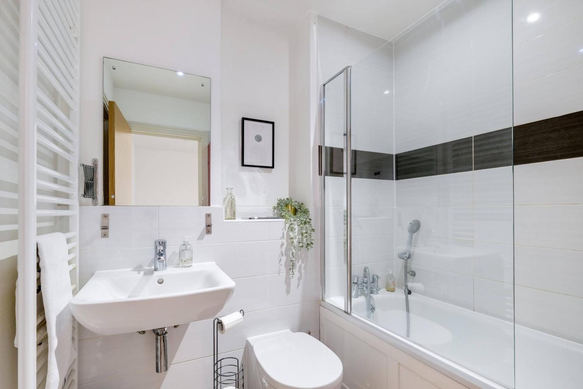 Foxherne 6 Bedroom And 2 Bath Serviced House 20 With Parking - *