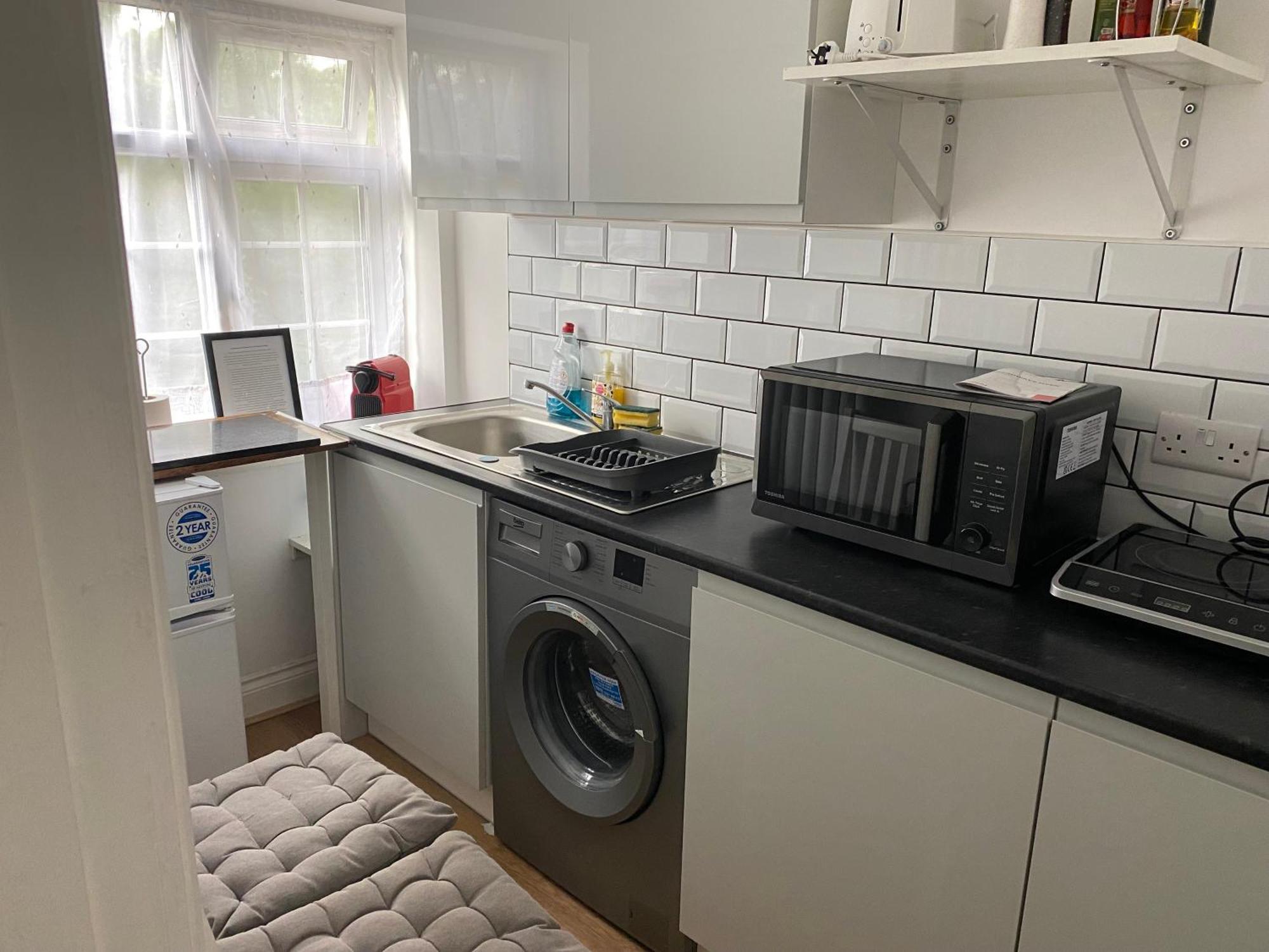 - Sleeps 3 - Petfriendly - Riverside - Bay Apartment Slough