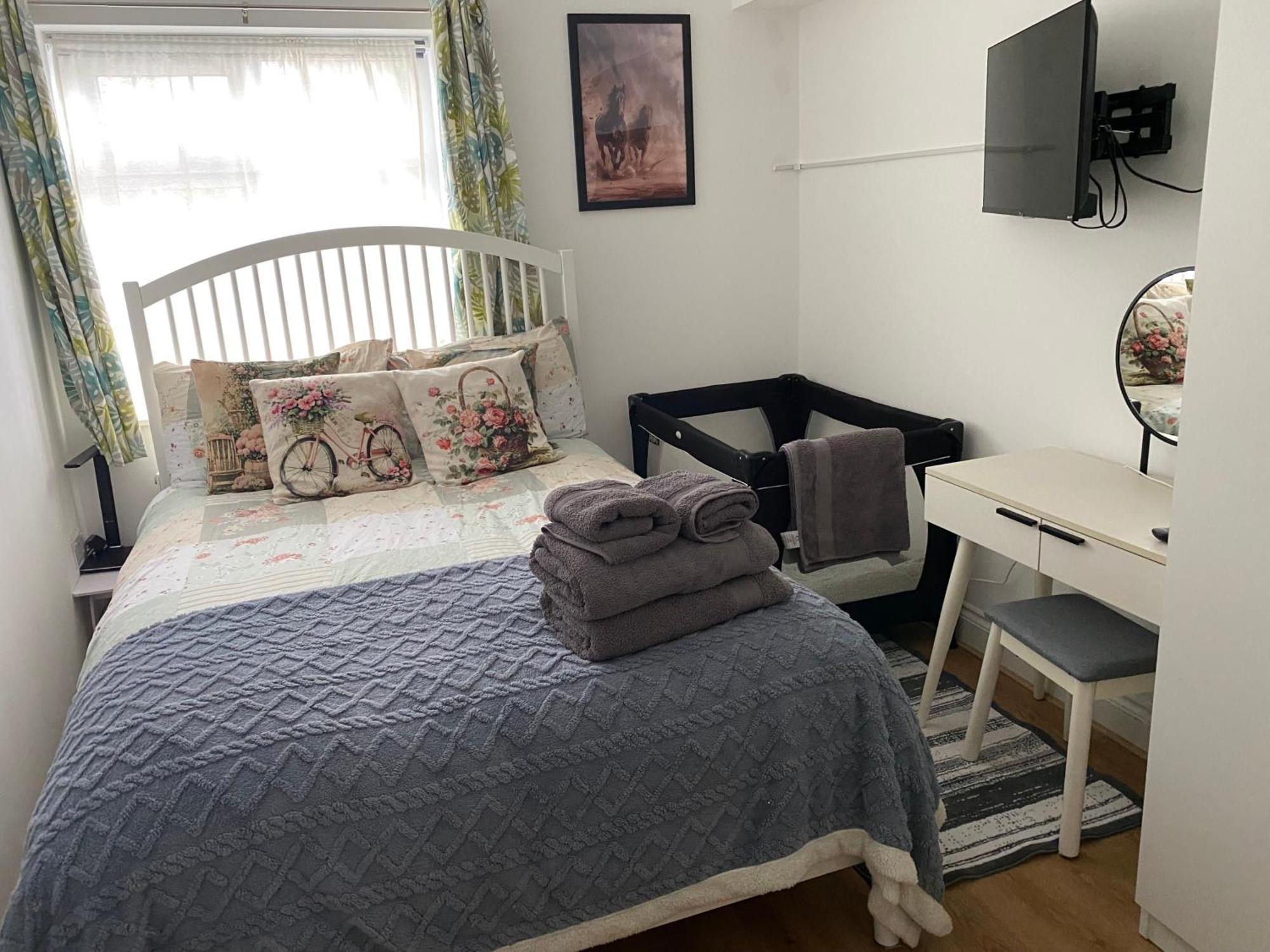 - Sleeps 3 - Petfriendly - Riverside - Bay *
