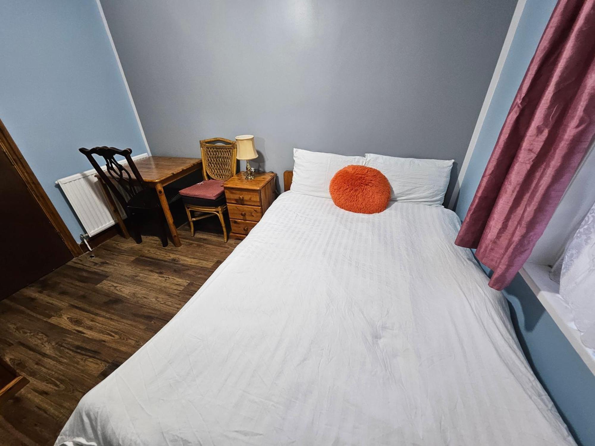 Snoozeden Wellesley, Free Parking 6pm To 8am * Slough