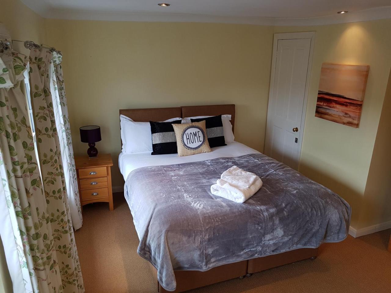 Apartment Centre Townhouse With Driveway Parking For Up To Two Cars *