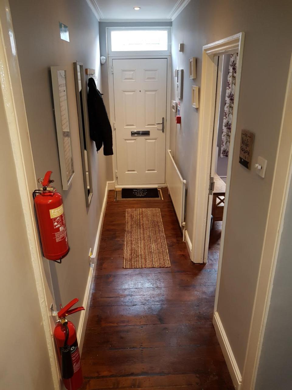 Centre Townhouse With Driveway Parking For Up To Two Cars Apartment